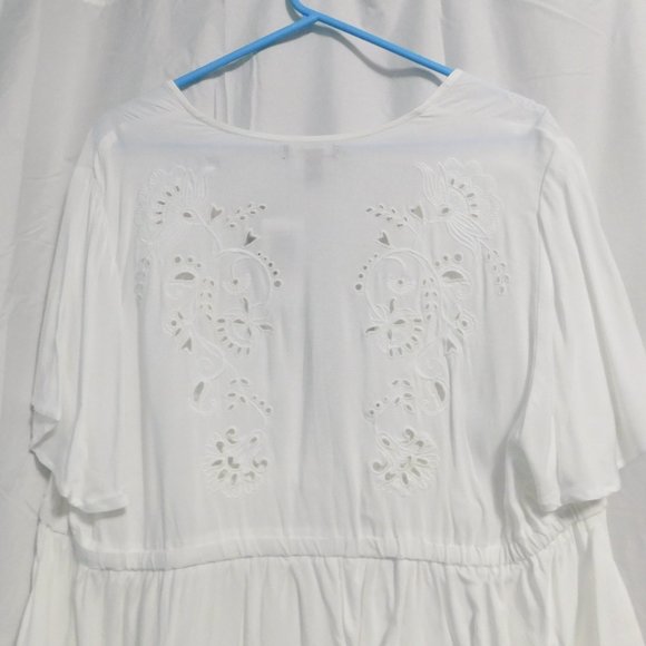 Torrid - White Eyelet Challis V-Neck Open Front Tie Blouse 14/16 (1X) - Picture 6 of 6